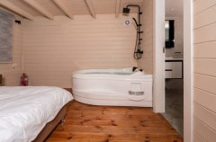 רון וילאג בוטיק 16